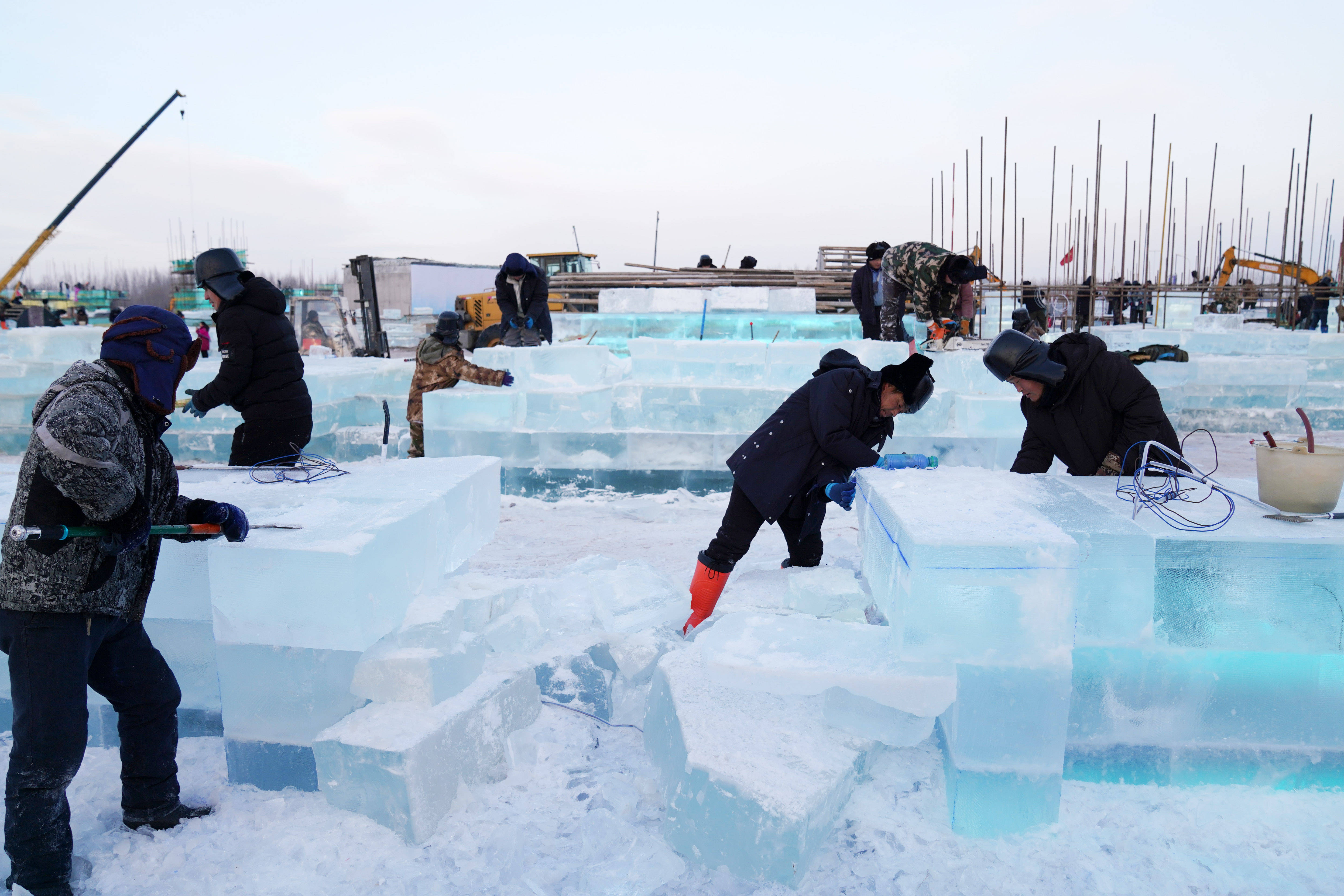 哈尔滨冰雪大世界采冰工作启动，展现冰雪壮丽画卷的魅力时刻