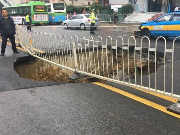 贵州村民家中地陷引发关注，全村多处地面塌陷现象亟待关注