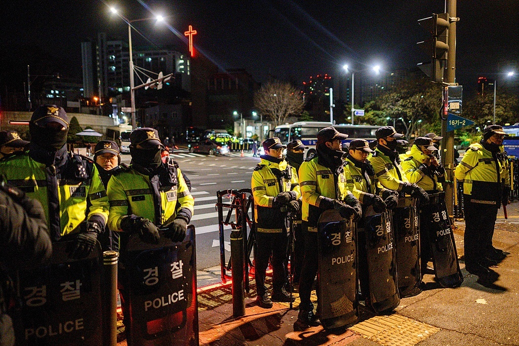 韩国警察厅厅长凌晨被捕，权力腐败警钟敲响与法治精神的严峻考验