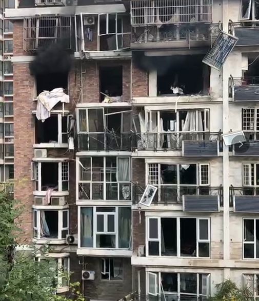 目击者亲历住宅楼爆炸瞬间，人与狗的不幸坠落纪实