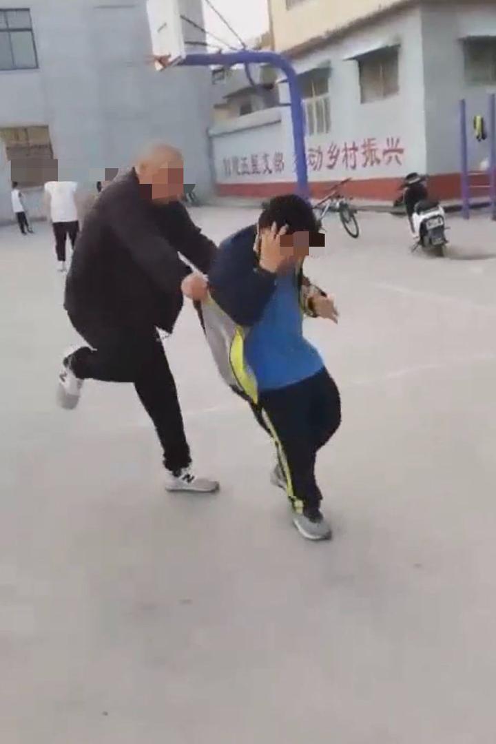 社会警醒与反思，男子寒冬裸露抱幼儿引发关注与思考