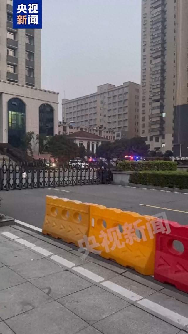 李铁押送警车抵达法院，正义终将显现之际