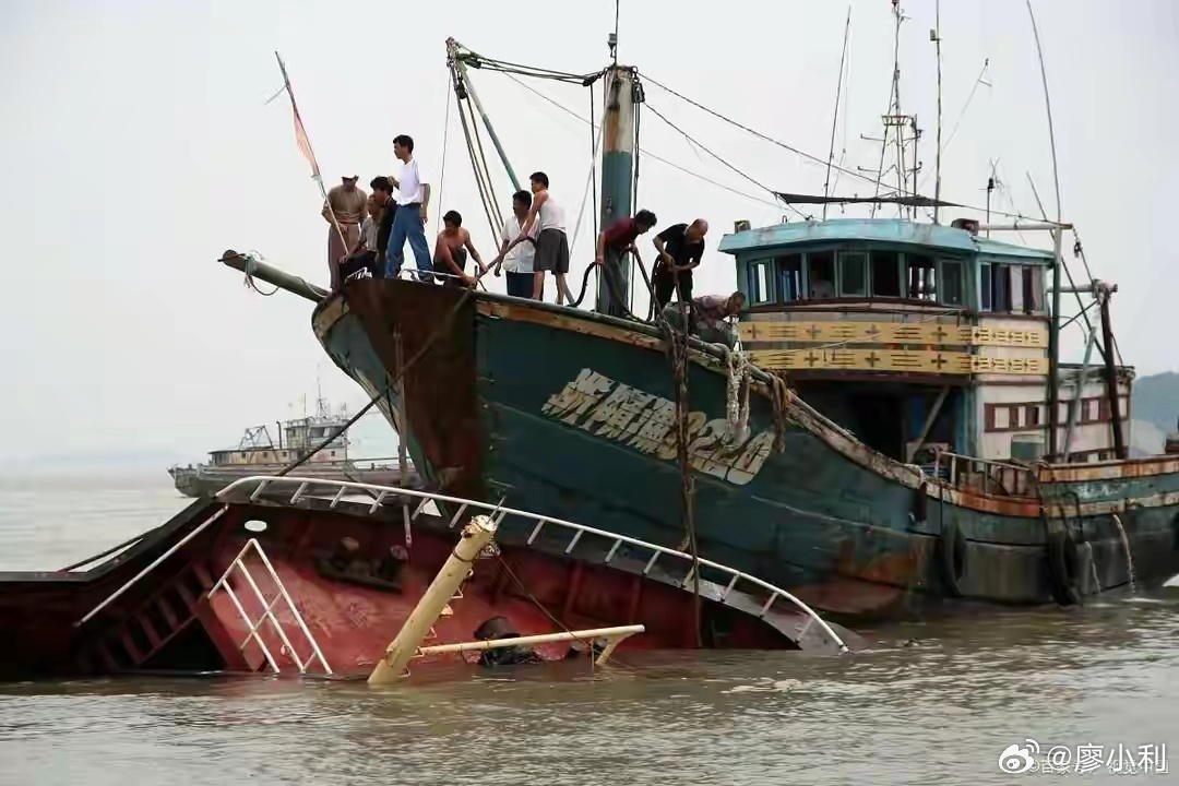 黄海中部海域渔船失联，搜救行动进行中，海上安全引发关注