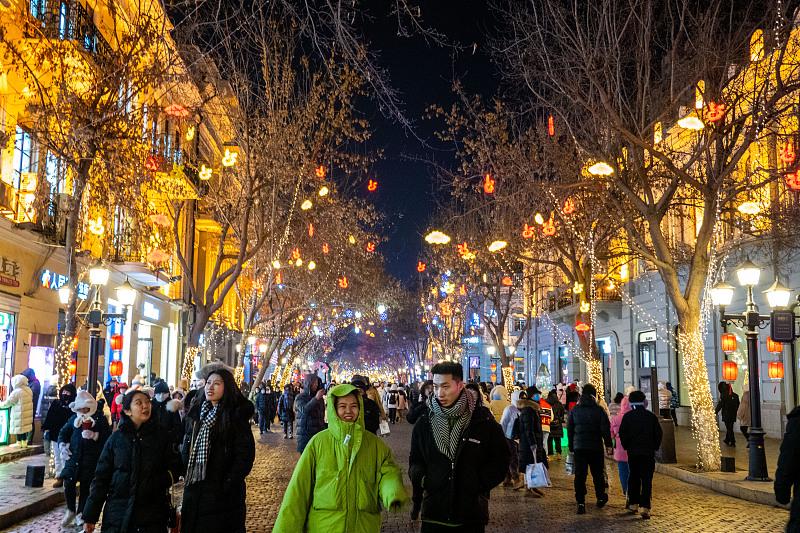 冰雪运动为什么让人越来越上头？尔滨之后，谁将接住冰雪经济的泼天富贵？