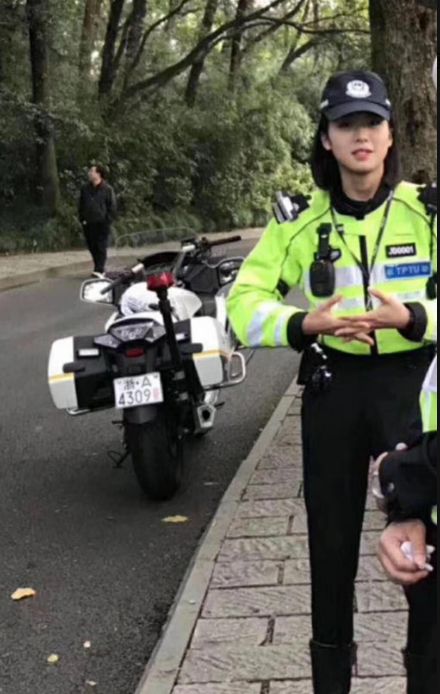 杭州美丽女骑警神似贾静雯，力量与美貌并重