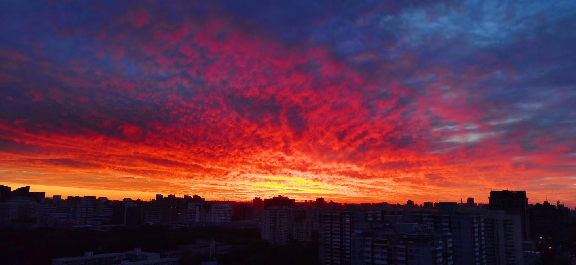 北京绚烂红色朝霞，绝美天空画卷