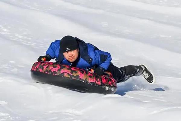 冰雪大世界的璀璨启幕，游客裹棉被排队，门票售罄背后的启示与启示分析