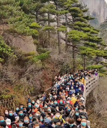 景区回应李现虎跳峡举国旗事件，理性看待，文化与旅游和谐共生共创美好之旅