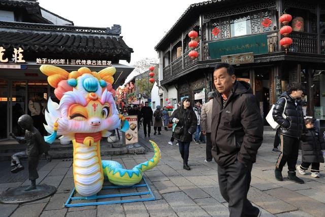 昆明步行街蛇宝宝花灯盛宴，丑萌文化大放异彩