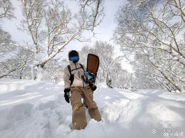 谢霆锋与Lucas共享滑雪乐趣时光