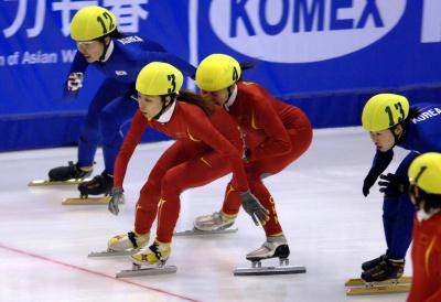 中国队在短道速滑女子3000米接力中勇夺金牌，荣耀时刻！