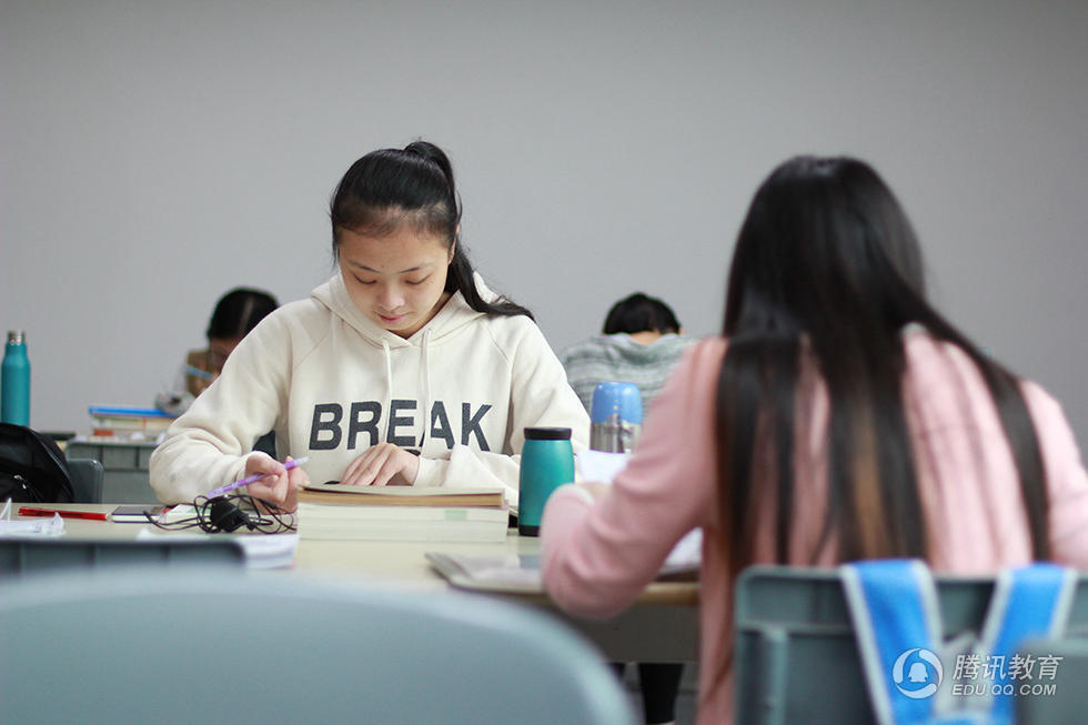 大二女学霸，毅力与智慧并存，一年攒下五万元实现学业与工作的双赢之路