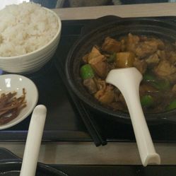 杨铭宇黄焖鸡剩菜回收事件引发深思，连锁餐饮品牌的食品安全挑战与保障策略